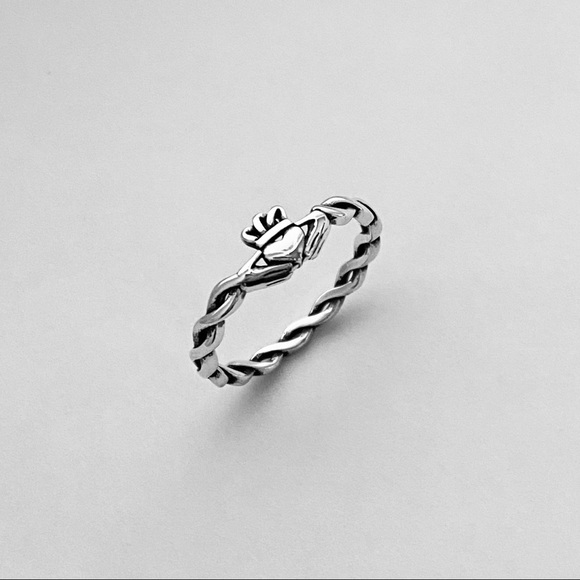 Sterling Silver Minimalist Claddagh Ring with Rope Band, Irish Rings, Crown Ring - Picture 5 of 14